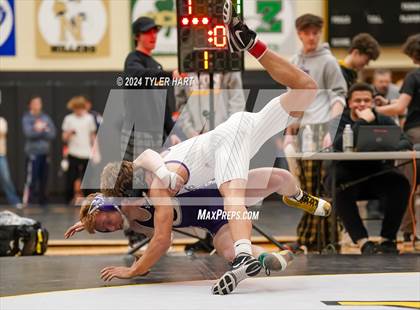 Thumbnail 1 in IHSAA Sectional 25 (Avon) photogallery.