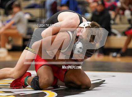 Thumbnail 1 in IHSAA Sectional 25 (Avon) photogallery.