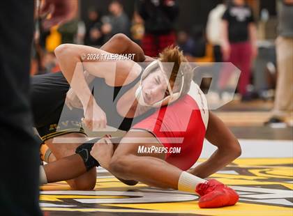 Thumbnail 3 in IHSAA Sectional 25 (Avon) photogallery.