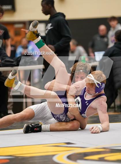 Thumbnail 1 in IHSAA Sectional 25 (Avon) photogallery.