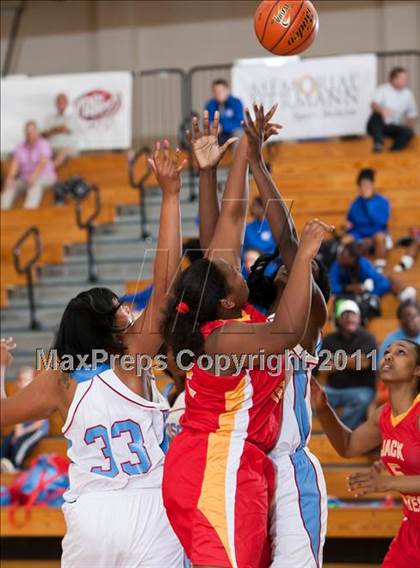 Thumbnail 1 in Yates vs Madison (McDonald's Texas Invitational) photogallery.