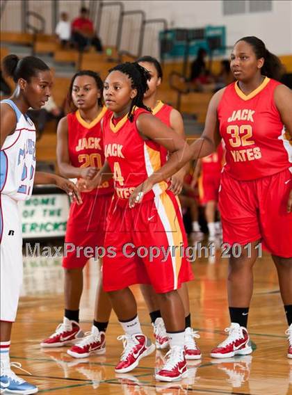 Thumbnail 1 in Yates vs Madison (McDonald's Texas Invitational) photogallery.