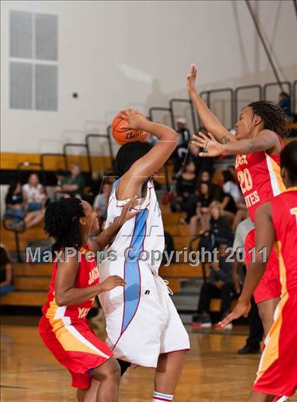 Thumbnail 2 in Yates vs Madison (McDonald's Texas Invitational) photogallery.