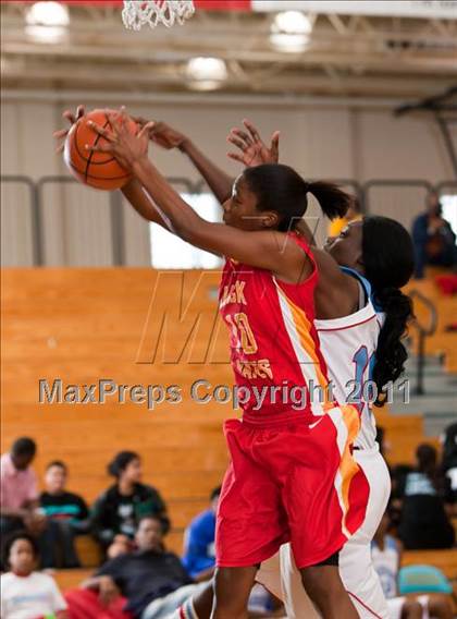 Thumbnail 3 in Yates vs Madison (McDonald's Texas Invitational) photogallery.
