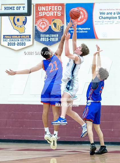Thumbnail 2 in Folsom vs. Pleasant Valley (Whitney Winter Classic) photogallery.