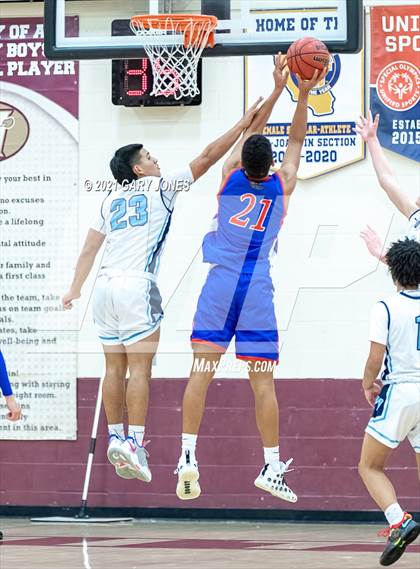 Thumbnail 2 in Folsom vs. Pleasant Valley (Whitney Winter Classic) photogallery.