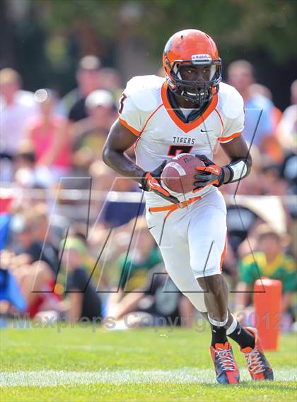 Thumbnail 1 in Wheaton-Warrenville South @ Glenbard West photogallery.