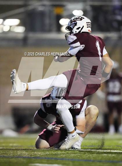 Thumbnail 2 in Calallen vs La Vernia (UIL 4A D1 Football Regional) photogallery.
