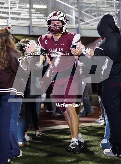 Thumbnail 2 in Calallen vs La Vernia (UIL 4A D1 Football Regional) photogallery.