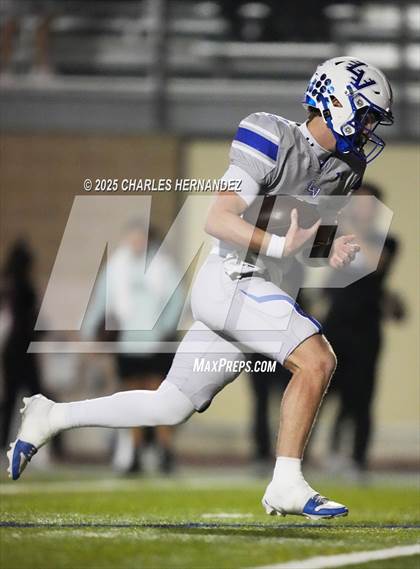 Thumbnail 1 in Calallen vs La Vernia (UIL 4A D1 Football Regional) photogallery.