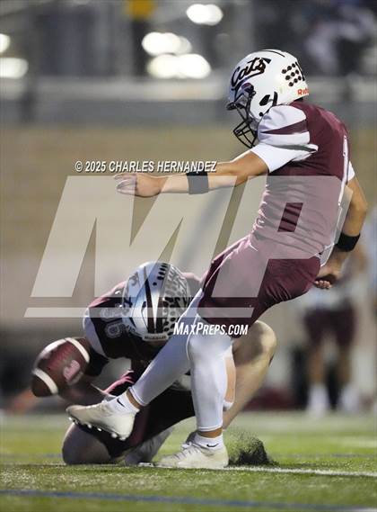 Thumbnail 1 in Calallen vs La Vernia (UIL 4A D1 Football Regional) photogallery.
