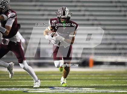 Thumbnail 1 in Calallen vs La Vernia (UIL 4A D1 Football Regional) photogallery.