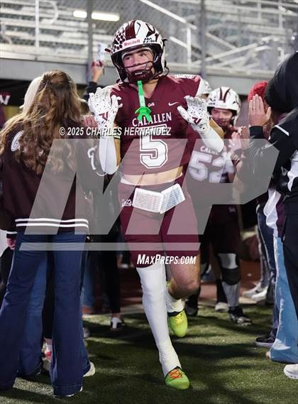Thumbnail 1 in Calallen vs La Vernia (UIL 4A D1 Football Regional) photogallery.
