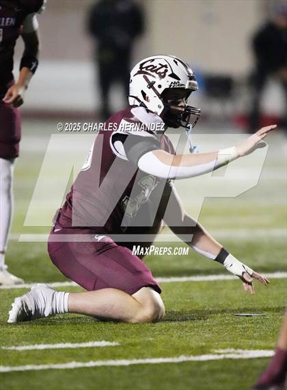 Thumbnail 3 in Calallen vs La Vernia (UIL 4A D1 Football Regional) photogallery.
