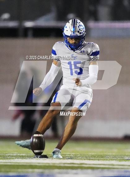 Thumbnail 1 in Calallen vs La Vernia (UIL 4A D1 Football Regional) photogallery.