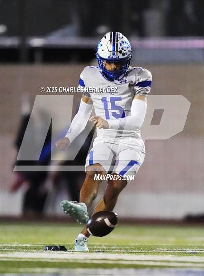 Thumbnail 2 in Calallen vs La Vernia (UIL 4A D1 Football Regional) photogallery.