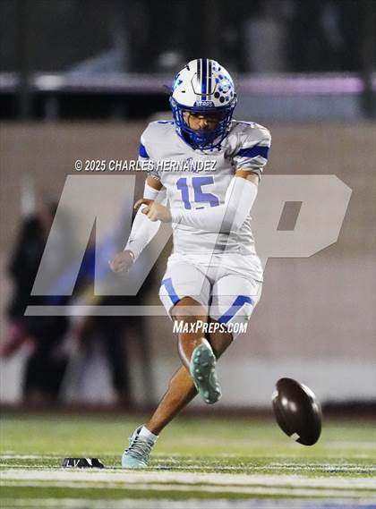 Thumbnail 3 in Calallen vs La Vernia (UIL 4A D1 Football Regional) photogallery.