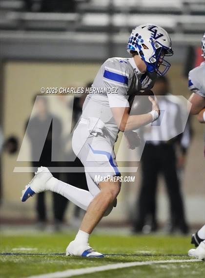 Thumbnail 2 in Calallen vs La Vernia (UIL 4A D1 Football Regional) photogallery.