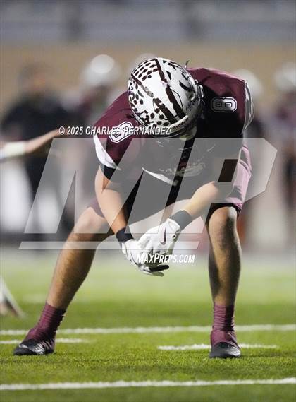 Thumbnail 2 in Calallen vs La Vernia (UIL 4A D1 Football Regional) photogallery.
