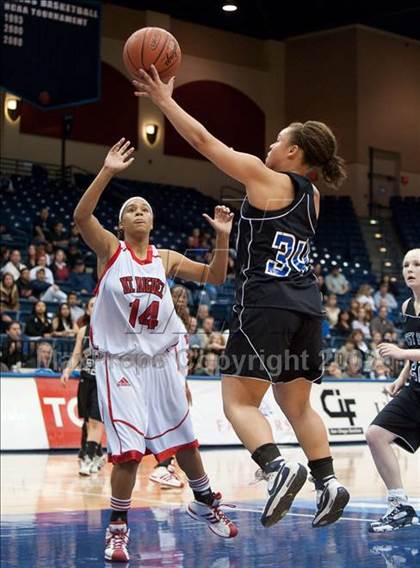 Thumbnail 3 in Mount Miguel vs West Hills (SDS D2 Final) photogallery.