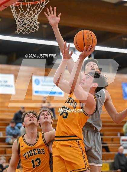 Thumbnail 3 in Georgetown Prep vs. St. Xavier (Torrey Pines Holiday Classic) photogallery.