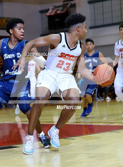 Thumbnail 1 in Mater Dei Catholic vs. Santa Clarita Christian (Battle of the Valleys) photogallery.
