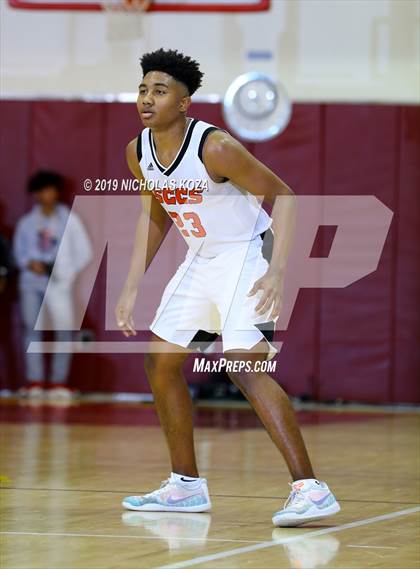 Thumbnail 2 in Mater Dei Catholic vs. Santa Clarita Christian (Battle of the Valleys) photogallery.