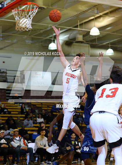 Thumbnail 3 in Mater Dei Catholic vs. Santa Clarita Christian (Battle of the Valleys) photogallery.