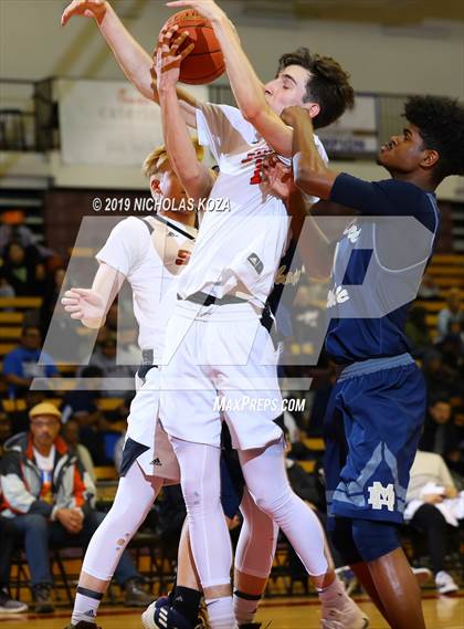 Thumbnail 1 in Mater Dei Catholic vs. Santa Clarita Christian (Battle of the Valleys) photogallery.