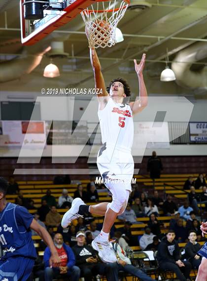 Thumbnail 1 in Mater Dei Catholic vs. Santa Clarita Christian (Battle of the Valleys) photogallery.