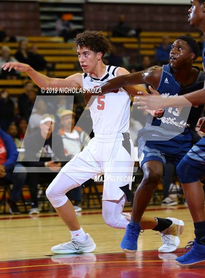 Thumbnail 2 in Mater Dei Catholic vs. Santa Clarita Christian (Battle of the Valleys) photogallery.