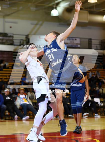 Thumbnail 3 in Mater Dei Catholic vs. Santa Clarita Christian (Battle of the Valleys) photogallery.