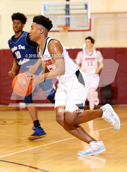 Thumbnail 1 in Mater Dei Catholic vs. Santa Clarita Christian (Battle of the Valleys) photogallery.