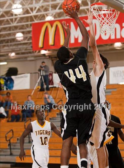 Thumbnail 1 in Galena Park vs Conroe (McDonald's Texas Invitational) photogallery.