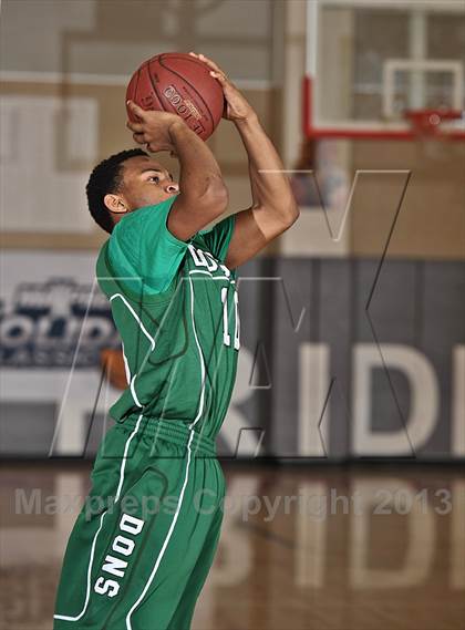 Thumbnail 2 in Cardinal Hayes vs. Dorsey (MaxPreps Holiday Classic) photogallery.