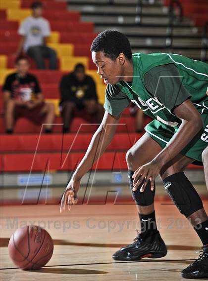 Thumbnail 3 in Cardinal Hayes vs. Dorsey (MaxPreps Holiday Classic) photogallery.