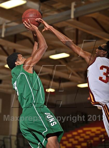 Thumbnail 3 in Cardinal Hayes vs. Dorsey (MaxPreps Holiday Classic) photogallery.