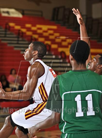Thumbnail 3 in Cardinal Hayes vs. Dorsey (MaxPreps Holiday Classic) photogallery.