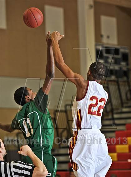 Thumbnail 2 in Cardinal Hayes vs. Dorsey (MaxPreps Holiday Classic) photogallery.