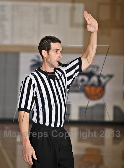 Thumbnail 2 in Cardinal Hayes vs. Dorsey (MaxPreps Holiday Classic) photogallery.