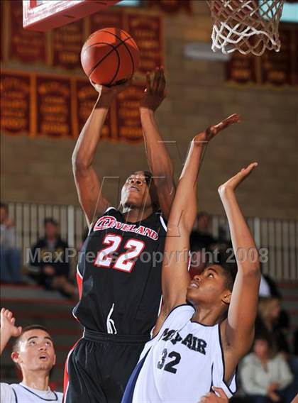 Thumbnail 2 in Mayfair vs. Cleveland (MaxPreps Holiday Classic) photogallery.