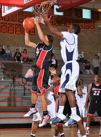 Thumbnail 1 in Mayfair vs. Cleveland (MaxPreps Holiday Classic) photogallery.