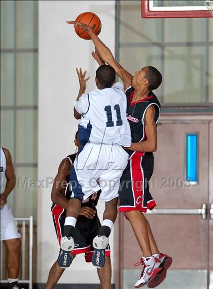 Thumbnail 1 in Mayfair vs. Cleveland (MaxPreps Holiday Classic) photogallery.