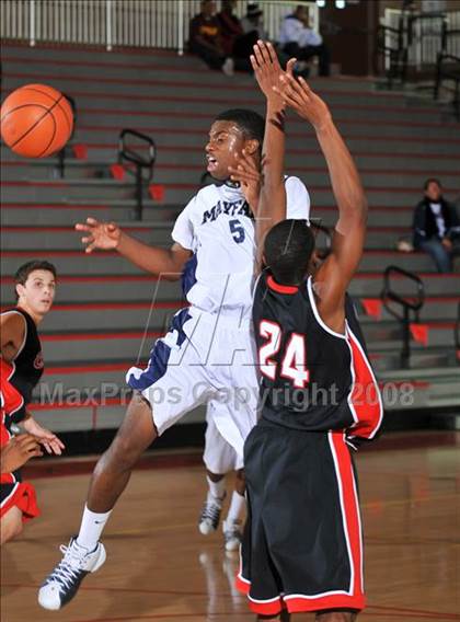 Thumbnail 2 in Mayfair vs. Cleveland (MaxPreps Holiday Classic) photogallery.