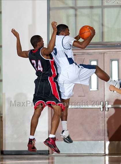 Thumbnail 1 in Mayfair vs. Cleveland (MaxPreps Holiday Classic) photogallery.