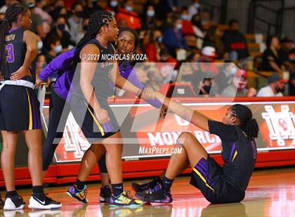 Thumbnail 1 in Lynwood vs. Mater Dei (CIF-SS Open Playoff) photogallery.