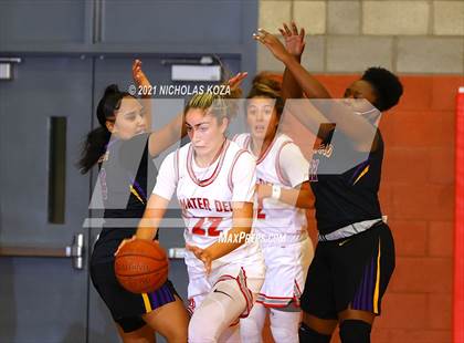 Thumbnail 3 in Lynwood vs. Mater Dei (CIF-SS Open Playoff) photogallery.