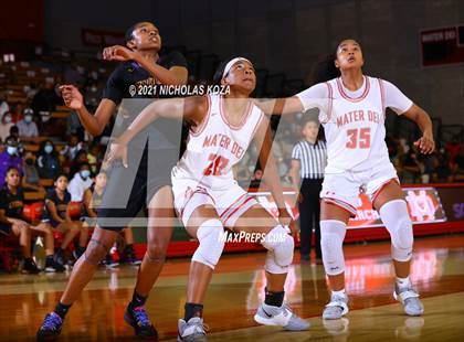 Thumbnail 3 in Lynwood vs. Mater Dei (CIF-SS Open Playoff) photogallery.