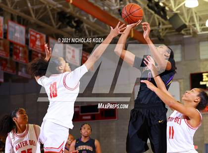 Thumbnail 3 in Lynwood vs. Mater Dei (CIF-SS Open Playoff) photogallery.
