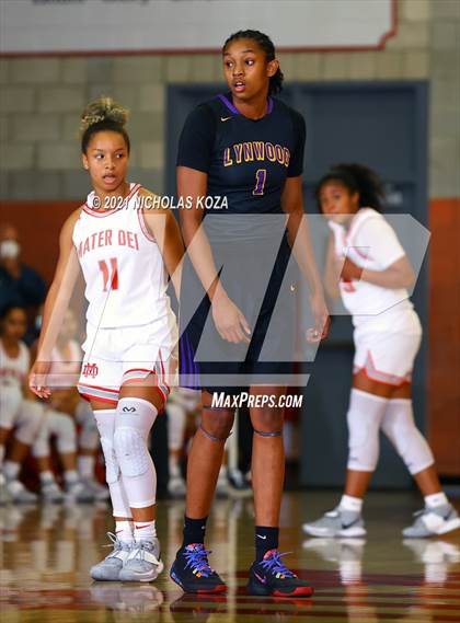 Thumbnail 3 in Lynwood vs. Mater Dei (CIF-SS Open Playoff) photogallery.